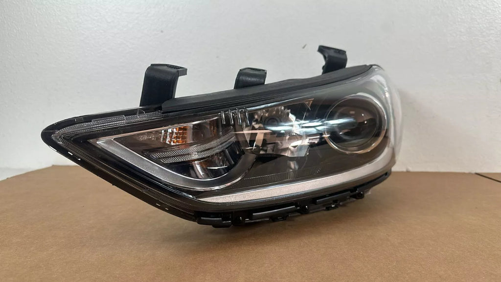 2017- 2018 HYUNDAI ELANTRA RIGHT PASSENGER RH SIDE HALOGEN HEAD LIGHT W/O LED