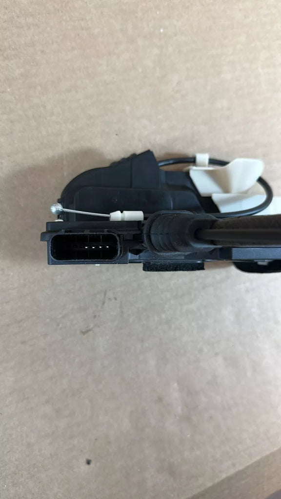 2011-2015 KIA SORENTO Front RIGHT Door Lock Actuator 813202P010