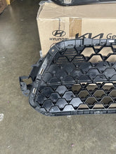 Load image into Gallery viewer, Genuine 2020 2021 2022 Kia Soul Front Grille 86531K0020