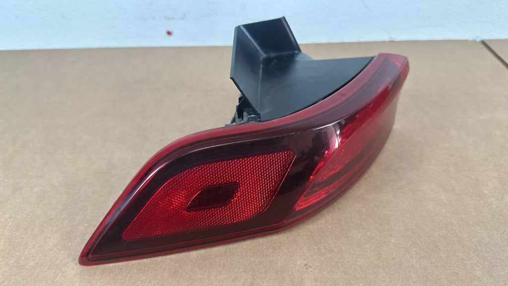 22 - 24 Kia Carnival Halogen Tail Light Rear Lamp LEFT SIDE LH 92401R0000